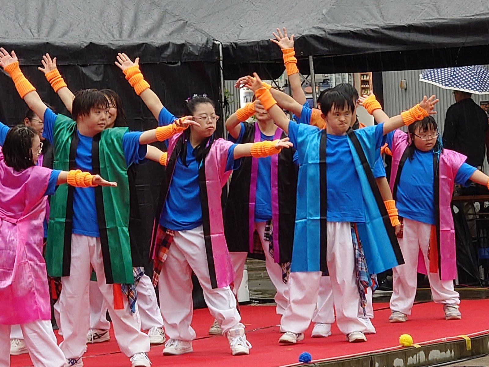 ステージで踊るパフォーマー